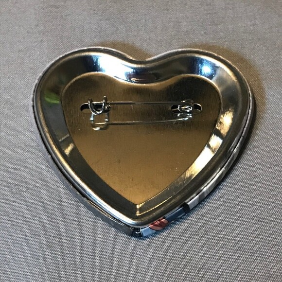 Touken Ranbu Yamanbagiri Kunihiro heart pin button - Picture 2 of 3